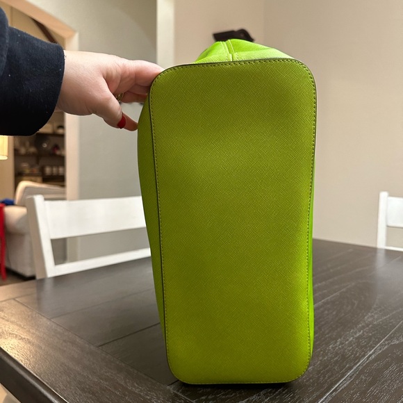 Lime Green Michael Kors tote bag with zipper - Picture 6 of 11